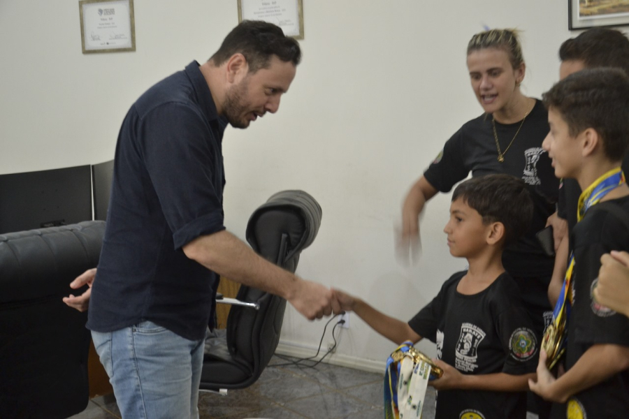 Prefeito recebe atletas do karatê que participaram do Campeonato Brasileiro da modalidade, em São Paulo